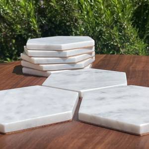 Dessous de verre hexagonaux personnalisables marbre de carrare imparfait faveurs de mariage parfaites accessoires de maison minimalistes - Product Image 2