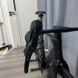 Vélo de route <span class=keywords><strong>a</strong></span>érodynamique en fibre de carbone Shi Mano 105 OEM KOZO 2 700C & Spécifications Frein à disque hydraulique Vélo de course léger Vélo super léger - Product Image 4