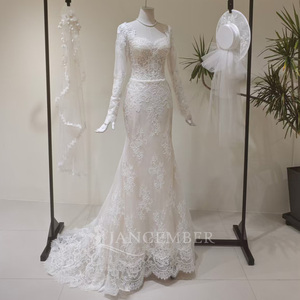 LY122 Robe de mariée sirène moderne et élégante, coupe ajustée, avec décolleté cœur, broderie florale en dentelle, appliques de cristaux, manches longues et traîne chapelle - Product Image 1