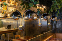 Comptoir de bar en marbre, tabouret de bar en métal, casier à vin, table à manger, banquette, fabricant de mobilier commercial
