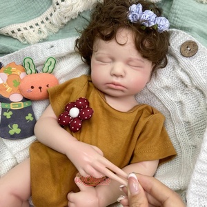 Vente en gros de poupées <span class=keywords><strong>reborn</strong></span> réalistes en silicone souple de 20 pouces, corps entièrement en silicone, fille/garçon LouLou aux cheveux bouclés, poupée de compagnie - Product Image 4