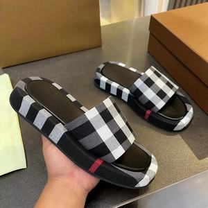 Chaussons décontractés à semelle épaisse, conçus pour les femmes, à carreaux et à rayures, tendance et adaptés à un usage quotidien et à l'extérieur. - Product Image 4