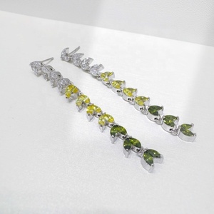 Pendientes largos de plata 925 de lujo con circonita y esmeralda, elegantes, vintage, para fiesta, nupciales, gruesos, para mujer - Product Image 1