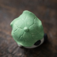 Adorable figurine de panda en argile violette en forme de feuille de lotus pour décoration d'étagère