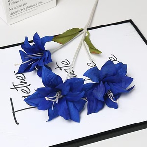 Flores Artificiales Blancas Nuevas al por Mayor de Fábrica, Lirios Arcoíris y Morados de 3 Cabezas para Pascua, Navidad y Graduaciones - Product Image 1