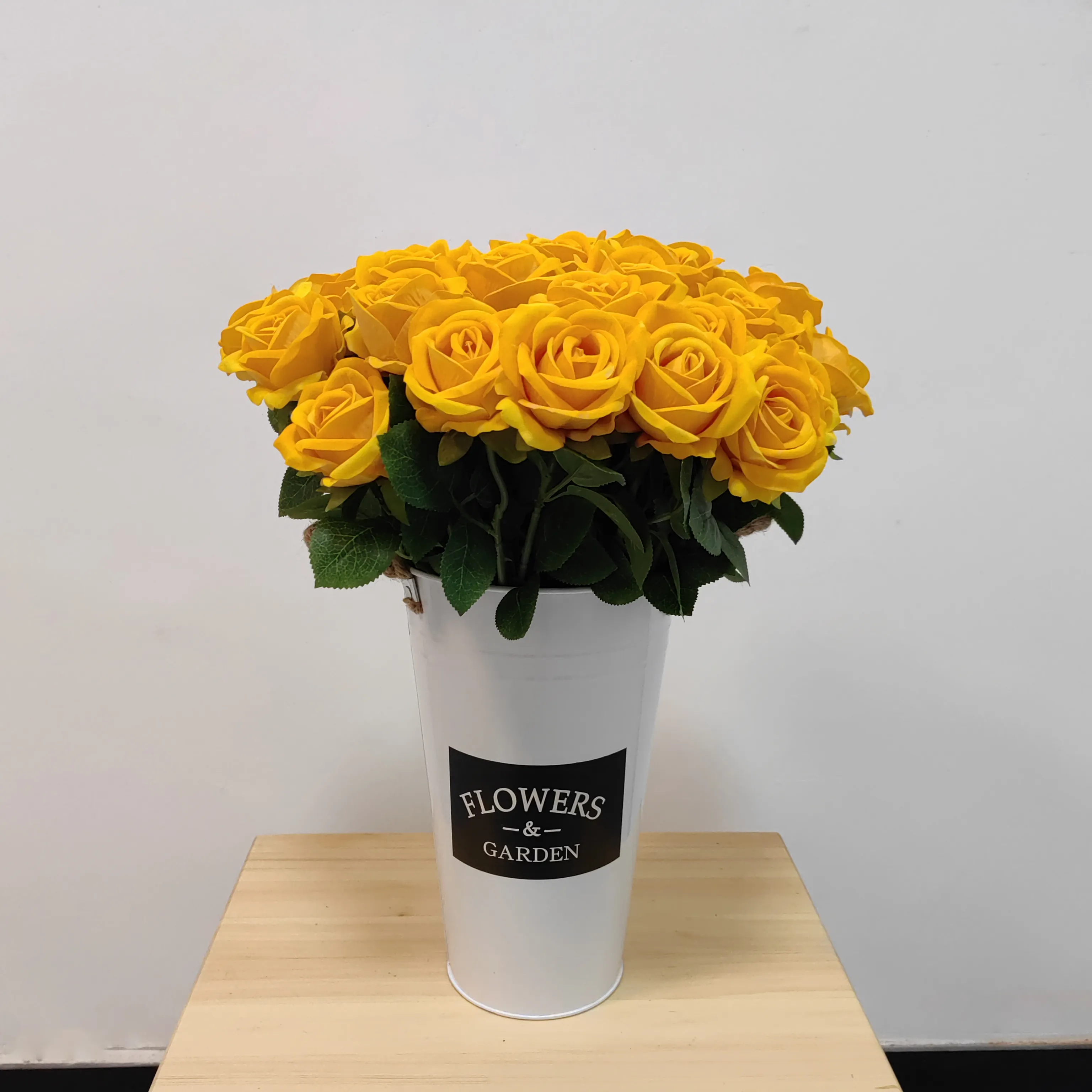 High Quality Amazon Hot Sale Silk Rose Fashion Artificial Cadbury Roses Flower For Wedding Wall Backdrop Decorations