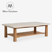 Table basse rectangulaire Wabi Sabi en travertin naturel avec plateau ondulé, structure en chêne massif pour salon