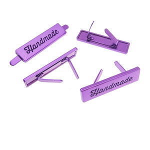 Étiquettes de vêtement faites à la main en métal étiquettes bricolage vêtements sacs fait à la main lettre étiquette couleur violette - Product Image 3