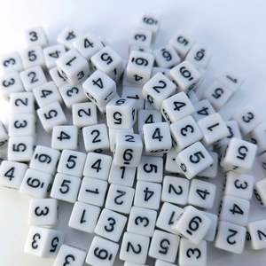 Mini Dados Blancos de RPG D6 Acrílicos de Seis Caras en Ángulo Recto de 8 mm para Enseñanza de Matemáticas y Juegos de Mesa - Product Image 3