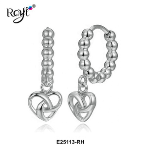 Boucles d'oreilles en argent plaqué pour enfants, avec pendentif en forme de cœur, jolies boucles d'oreilles à perles avec un design d'amour entrelacé, bijoux sûrs et hypoallergéniques - Product Image 4