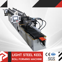 Machine de formage de profilés pour la fabrication de montants en acier pour cloisons sèches