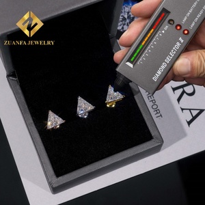 Boucles d'oreilles en moissanite à coupe triangulaire plaquées or en argent sterling 925, testées au diamant, à prix réduit - Product Image 6
