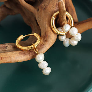 Venta al por mayor 18K chapado en oro joyería de las mujeres de moda patrón geométrico pendientes de acero inoxidable con perlas de plata puños aro - Product Image 5