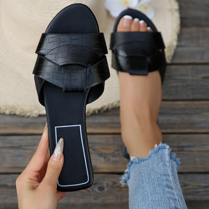 Sandalias de mujer de estilo nuevo para el verano 2025, con punta cuadrada, tiras cruzadas, planas, sin cordones, suela de goma, sencillas, para uso exterior. - Product Image 2
