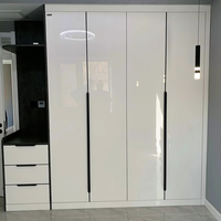 Armoire modulaire avec miroir, minimaliste, en MDF blanc, pour chambre d'hôtel, style mi-siècle, en bouleau, style côtier