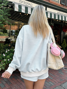Set Coordinato da Donna a Righe Rosa e Bianche, Felpa Oversize con Collo Tondo e Pantaloncini con Coulisse, Outfit Casual per il Tempo Libero - Product Image 6