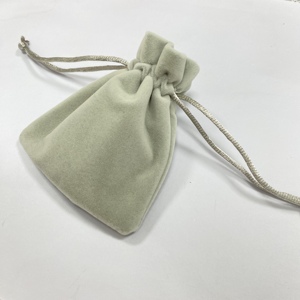 Petit sac en velours personnalisable avec cordon de serrage, idéal pour ranger des bijoux ou des lunettes - Product Image 6