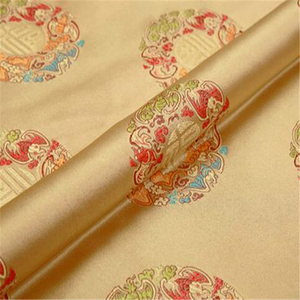 Magnifique tissu brocart 100% polyester jacquard rouge à motif traditionnel pour vêtements de Noël et du Nouvel An - Product Image 6