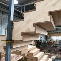 Escalier flottant en bois pour intérieur avec garde-corps en verre