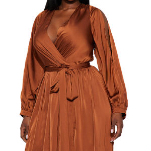 Fabricant de vêtements personnalisé élégant en <span class=keywords><strong>cuivre</strong></span> à manches froides enveloppant autour des robes de <span class=keywords><strong>demoiselle</strong></span> <span class=keywords><strong>d</strong></span>'<span class=keywords><strong>honneur</strong></span> en satin longues - Product Image 5