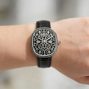 カスタムロゴ入りメンズクォーツ腕時計、合金＆レザーストラップ、ファッショナブルなパーソナライズデザイン、ユニークな文字盤の腕時計 - Product Image 3