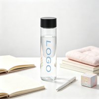 Bouteille d'eau en verre cylindrique avec logo personnalisé et couvercle noir, style Voss, pour eau minérale et jus