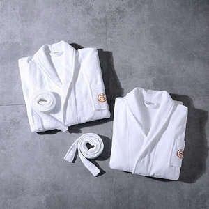 <span class=keywords><strong>Accappatoio</strong></span> da Bagno in Spugna 100% Cotone Bianco con Logo <span class=keywords><strong>Ricamato</strong></span> Personalizzato per Hotel - Product Image 1