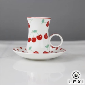 Classico <span class=keywords><strong>Piattino</strong></span> in Ceramica Rosso a Pois <span class=keywords><strong>con</strong></span> Tazza Abbinata <span class=keywords><strong>con</strong></span> Stampa di Ciliegie, Ideale per Servizio Tè del Pomeriggio o Set Regalo - Product Image 1