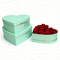 Boîte cadeau en forme de cœur en trois pièces en relief doré pour mariage et bougie comprenant une boîte à fleurs à main avec impression de stratification mate