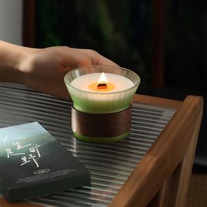 Bougie parfumée artisanale en cire de soja dans un bocal en verre avec ruban brun, design minimaliste pour la décoration de la maison, parfum floral végétal - Product Image 1
