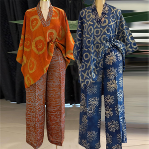 HK73351 Completo Trendy da Donna: Blusa con Stampa Dolce, Scollo a V e Maniche a Pipistrello e Pantaloni a Gamba Dritta - Set <span class=keywords><strong>Due</strong></span> Pezzi Abbigliamento Africano - Product Image 1