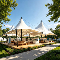 Structure de membrane tendue pour scène extérieure, auvent de scène, toit en voile blanc, mât en acier, câble, protection imperméable pour parc lacustre