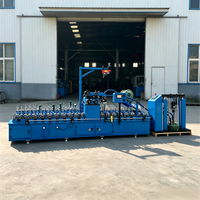 Machine d'emballage automatique de profilés avec système de colle thermofusible PUR, laminage de film PVC 900 mm pour moulures et panneaux en bois