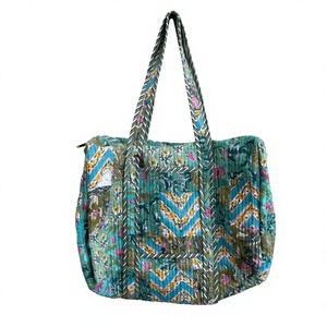 Bolso Tote Acolchado de Felpa, Gran Capacidad, Bolso de Hombro con Cierre de Cremallera, Diseño Floral Suave para Viajes Diarios - Product Image 4