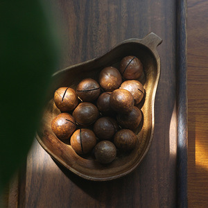Assiette à dessert irrégulière en bois de noyer 15x12x4cm, design minimaliste fait main, pour la maison, la table à thé, le service de fruits, cadeau - Product Image 3