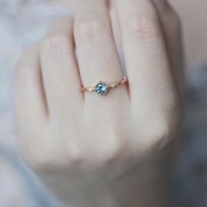 Anello di Lusso Leggero in Rame con Topazio Blu Naturale di Londra e Granato <span class=keywords><strong>Rosso</strong></span> <span class=keywords><strong>Vino</strong></span> della Serie Rose Coast - Product Image 4