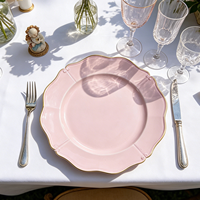 Assiettes de présentation élégantes Wojia 13 pouces roses à bord festonné doré, en plastique thermolaqué, pour centre de table de fête ou de mariage