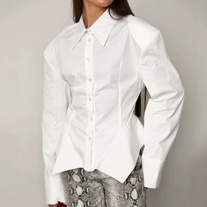 Fabricante de <span class=keywords><strong>Blusas</strong></span> para Mujer OEM ODM Personalizadas, Etiqueta Privada, Hombros Acolchados, Cintura Ajustada, Dobladillo Asimétrico, Camisa Blanca de Algodón al por Mayor - Product Image 1