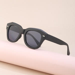 Nuevas gafas de sol retro de montura pequeña para mujer, protección UV400, montura de PC, a la moda, para viajes y actuaciones. - Product Image 4