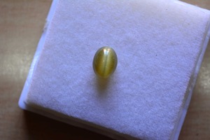 Pierre de naissance œil de chat naturelle, forme ovale, 7,31 carats - Product Image 4