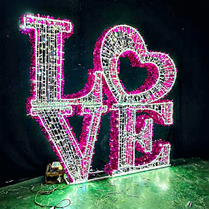 Grandes sculptures lumineuses 3D LED en forme de lettres pour Noël, la Saint-Valentin, le Nouvel An, les festivals, les places publiques et les expositions photo - Product Image 1