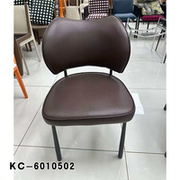 Chaise de salle à manger moderne en cuir PU rembourrée, pieds en fer noir, sans accoudoirs, chaise d'appoint rembourrée et confortable