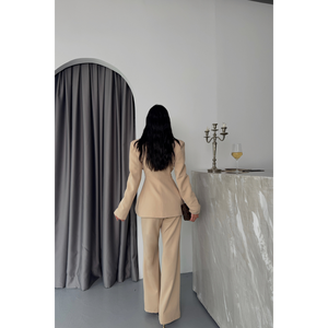 Conjunto de Chaqueta y Pantalones Formales de Diseño Beige con Detalles de Botones Metálicos, Colección de Verano - Product Image 3