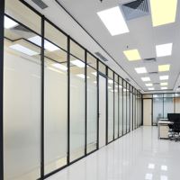 Cloison modulaire en aluminium résistante de 120 mm : Cadre intégré de 50 mm avec verre résistant aux chocs pour les hubs éducatifs et médicaux