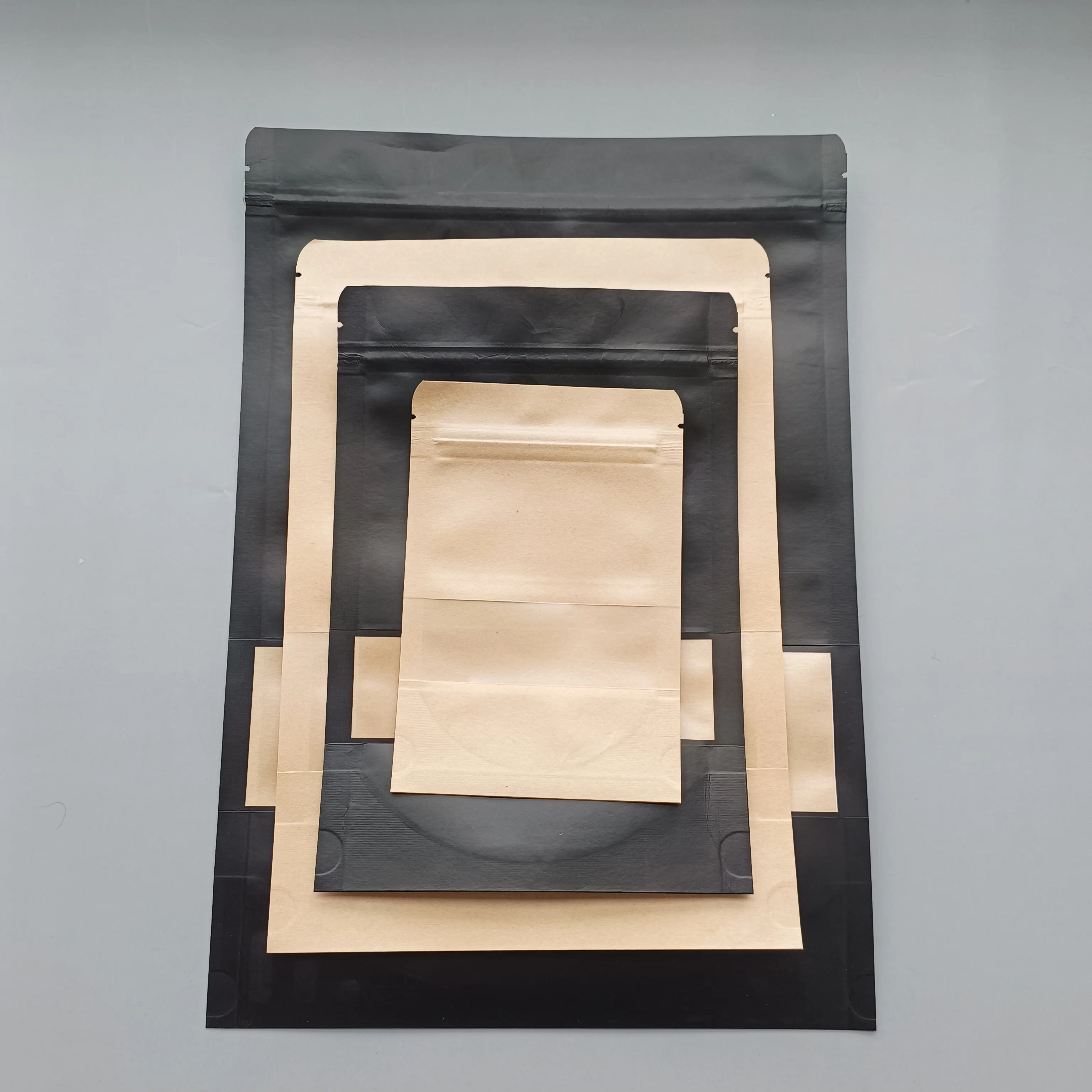 Geri dönüşümlü 3 tarafı mühür düz fermuar kahverengi Kraft kağıt pencere ile dik duran torbalar özel kahverengi Kraft kağıt poşet torba