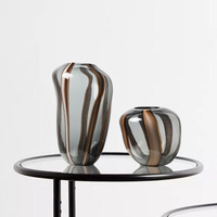Vase en verre hydroponique moderne minimaliste de forme unique à rayures colorées populaire Contenant floral décoratif