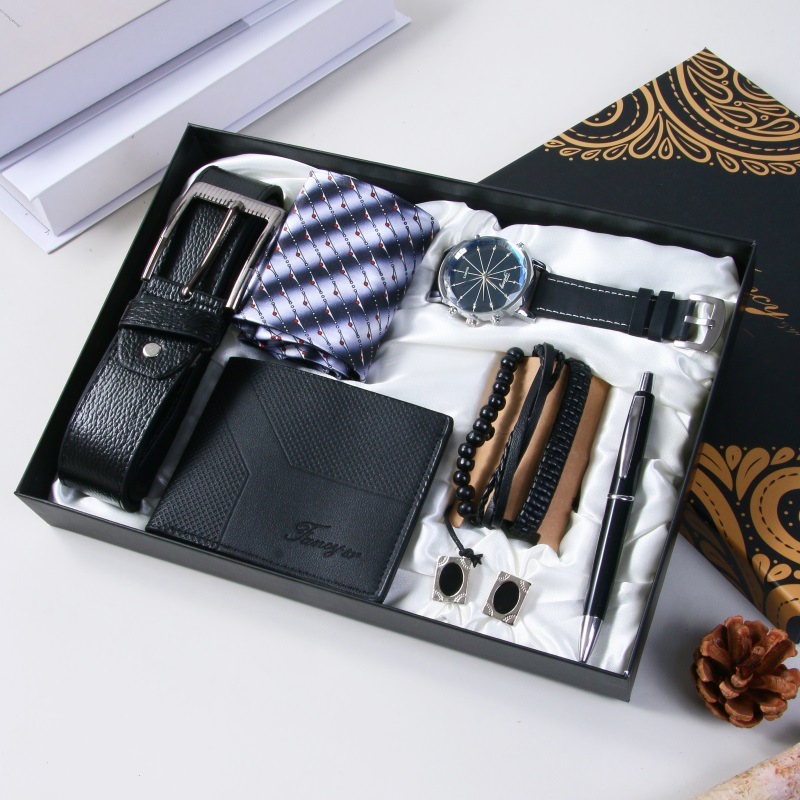 Ensemble de 11 pièces : portefeuille, montre, bracelet, cravate à 3 cordes, manchette, ceinture noire.
