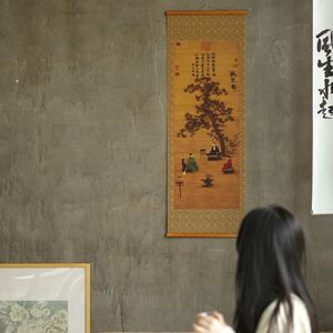 Pintura en rollo de bambú de doble cara con motivos de "Escuchar la música del Qin" y "Jarrón del Tesoro" - Estilo retro chino - Product Image 3