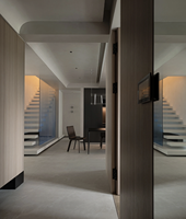 Escalier flottant moderne avec éclairage LED - Escalier en verre suspendu avec garde-corps en bois pour villa, loft, escalier intérieur