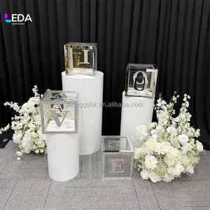 Socle rond en acrylique blanc personnalisé LEDA pour la présentation de gâteaux de mariage et de fleurs, idéal pour la décoration d'événements - Product Image 1